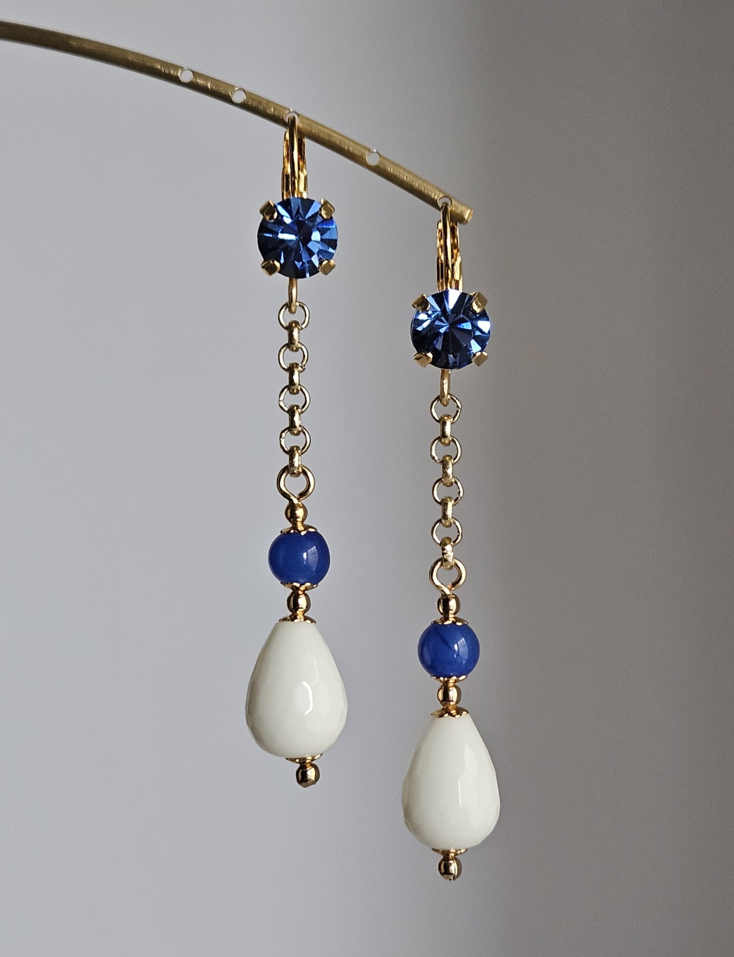Orecchini bianco blu e strass