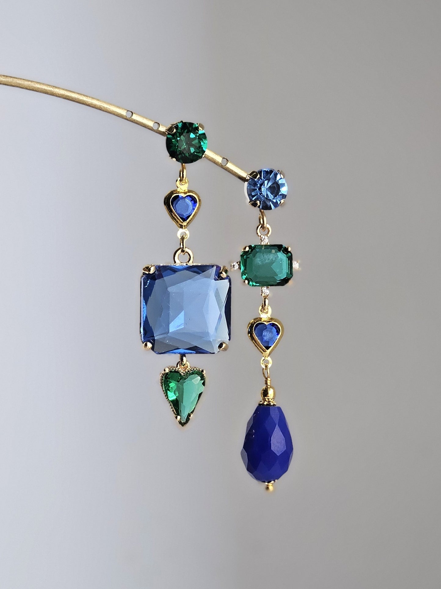 Orecchini smeraldo e blu di cuore