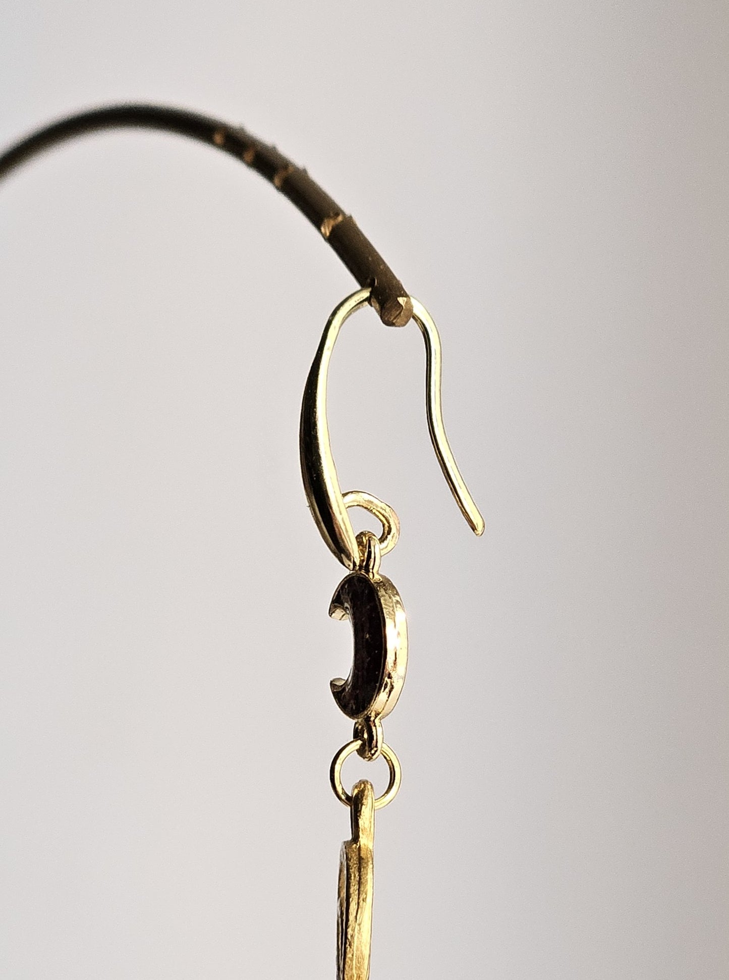 Orecchini arabesco lune glitterate e strass