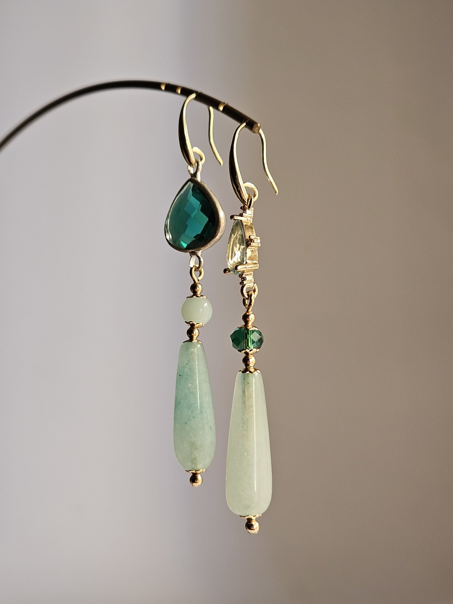 Orecchini smeraldo e gocce d'acqua