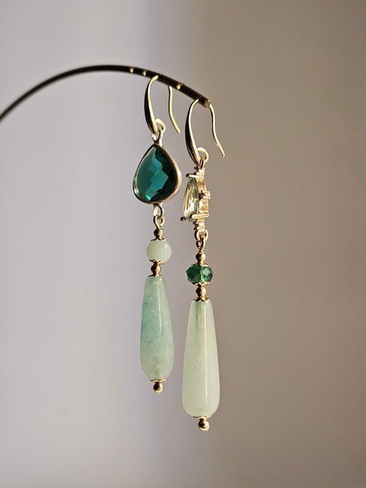 Orecchini smeraldo e gocce d'acqua