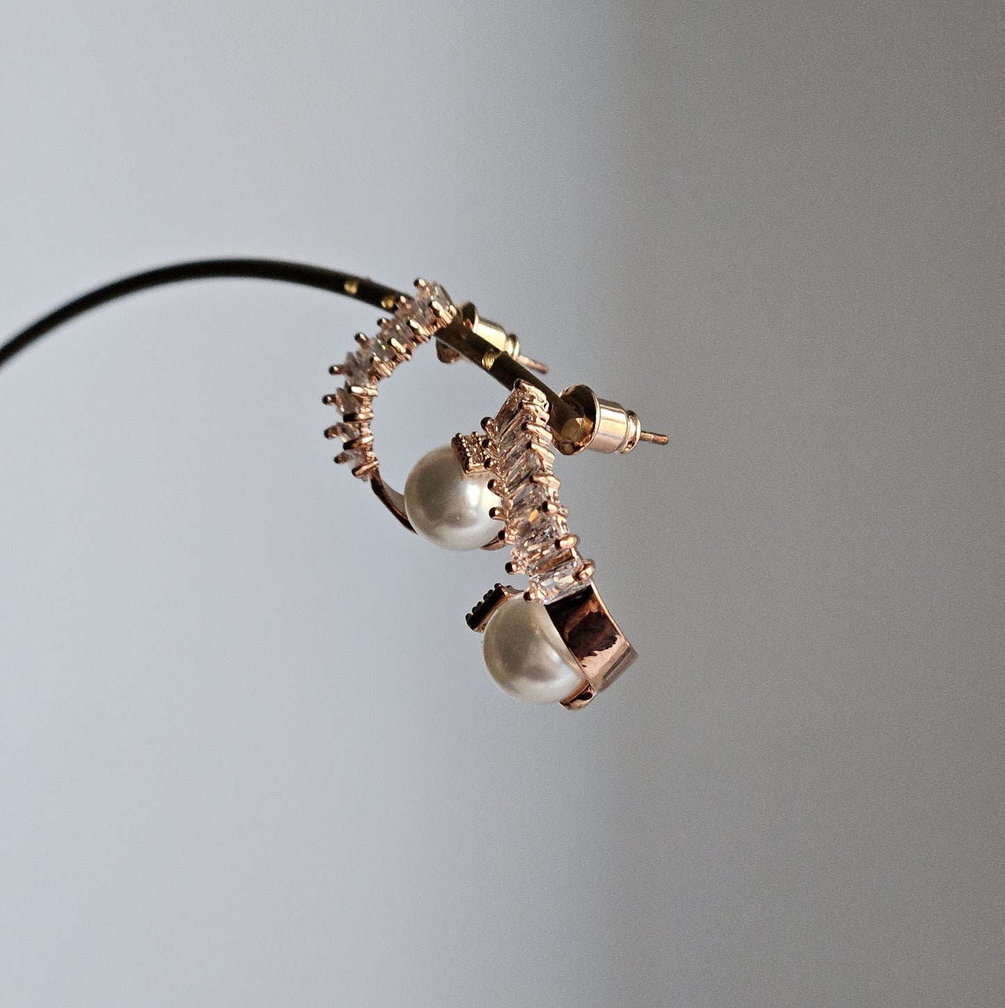 Orecchini spirale di strass e perle