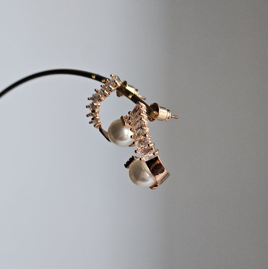 Orecchini spirale di strass e perle