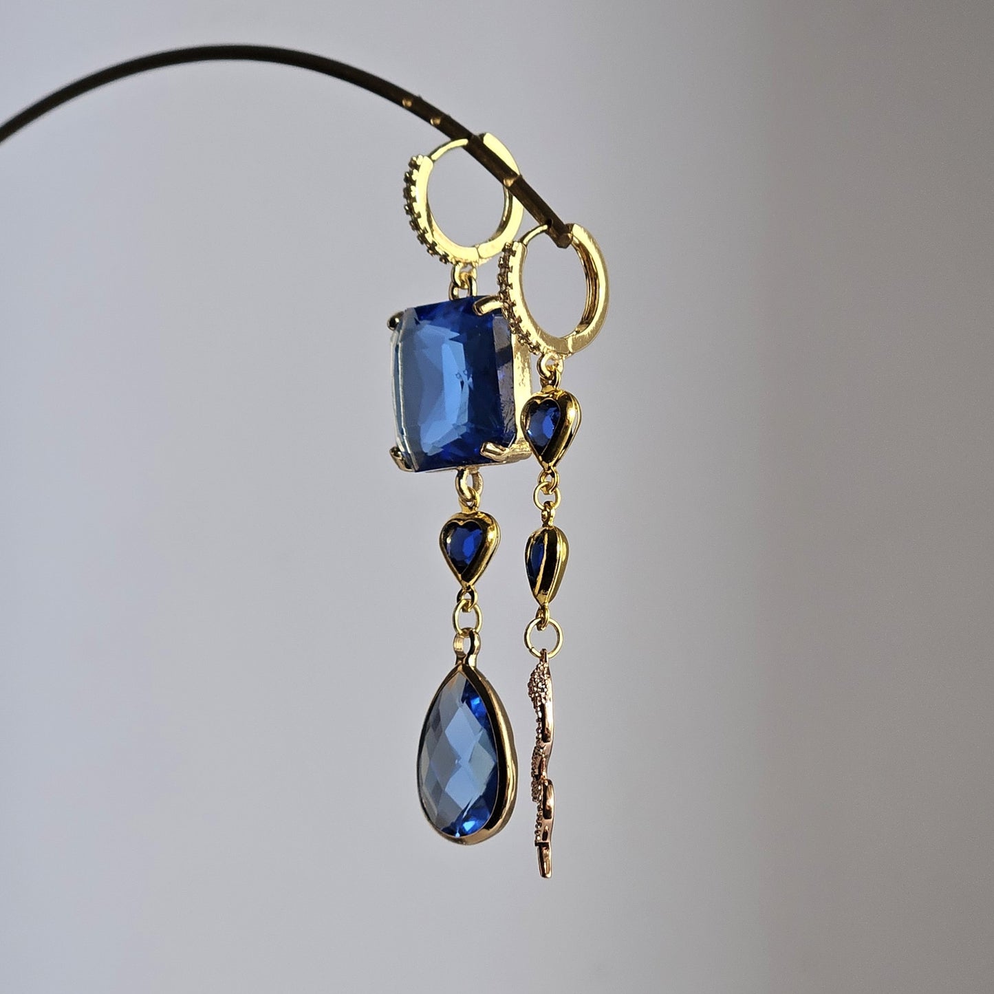 Orecchini blu su blu e snake