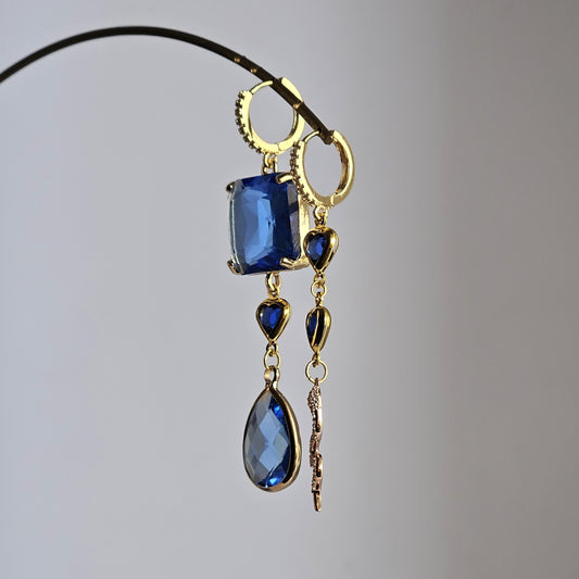 Orecchini blu su blu e snake