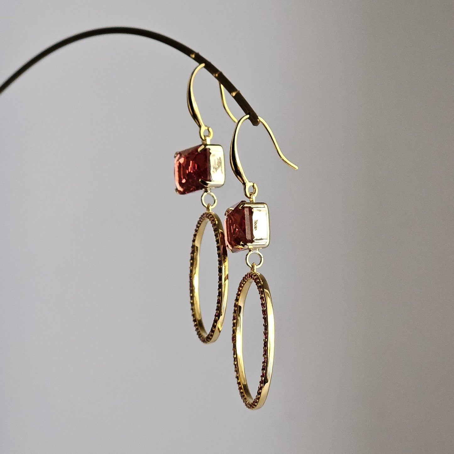 Orecchini cerchio magico e strass rubino