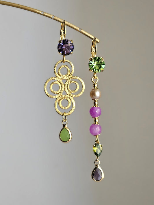 Orecchini arabesco e strass viola e verde