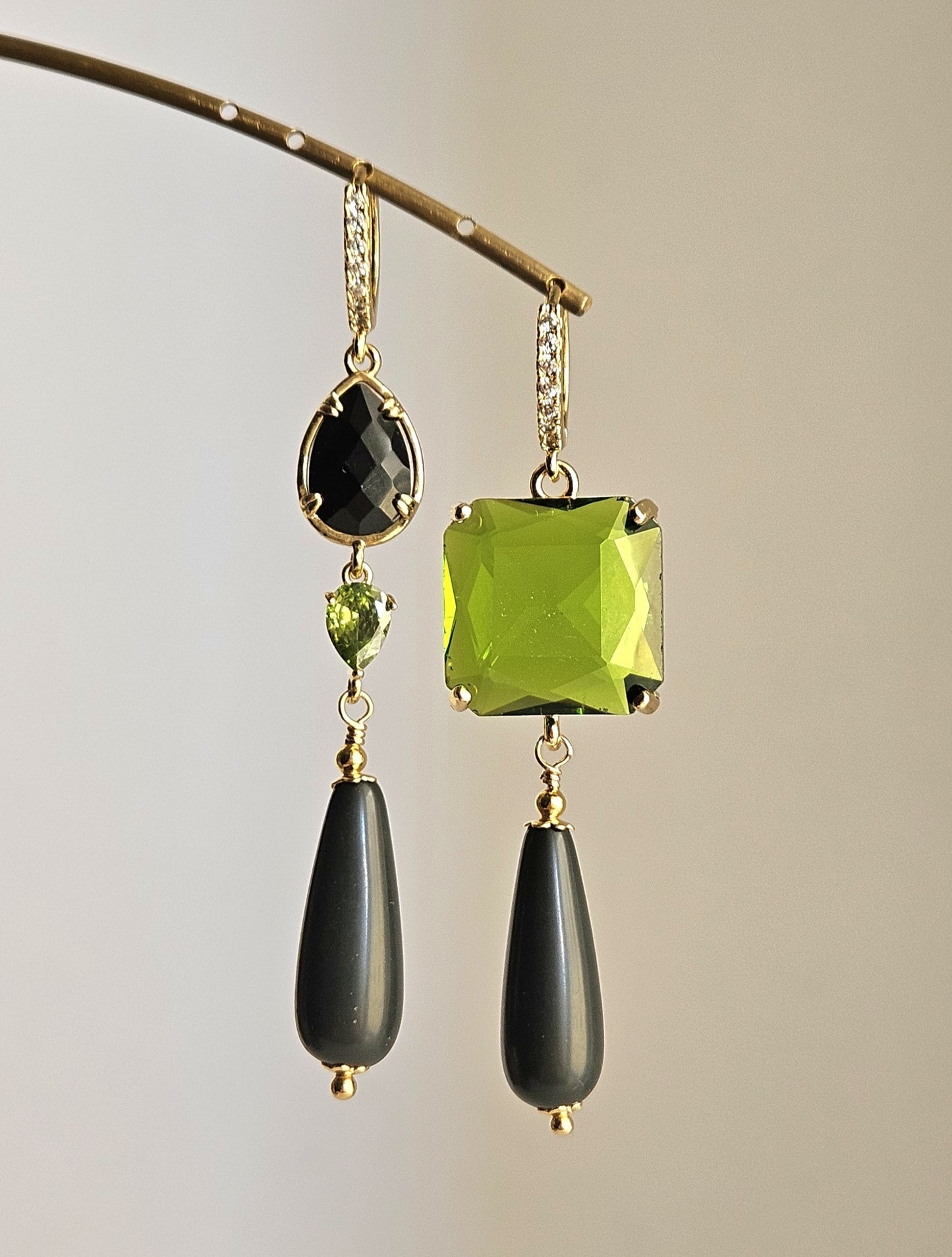 Orecchini strass verde oliva e nero