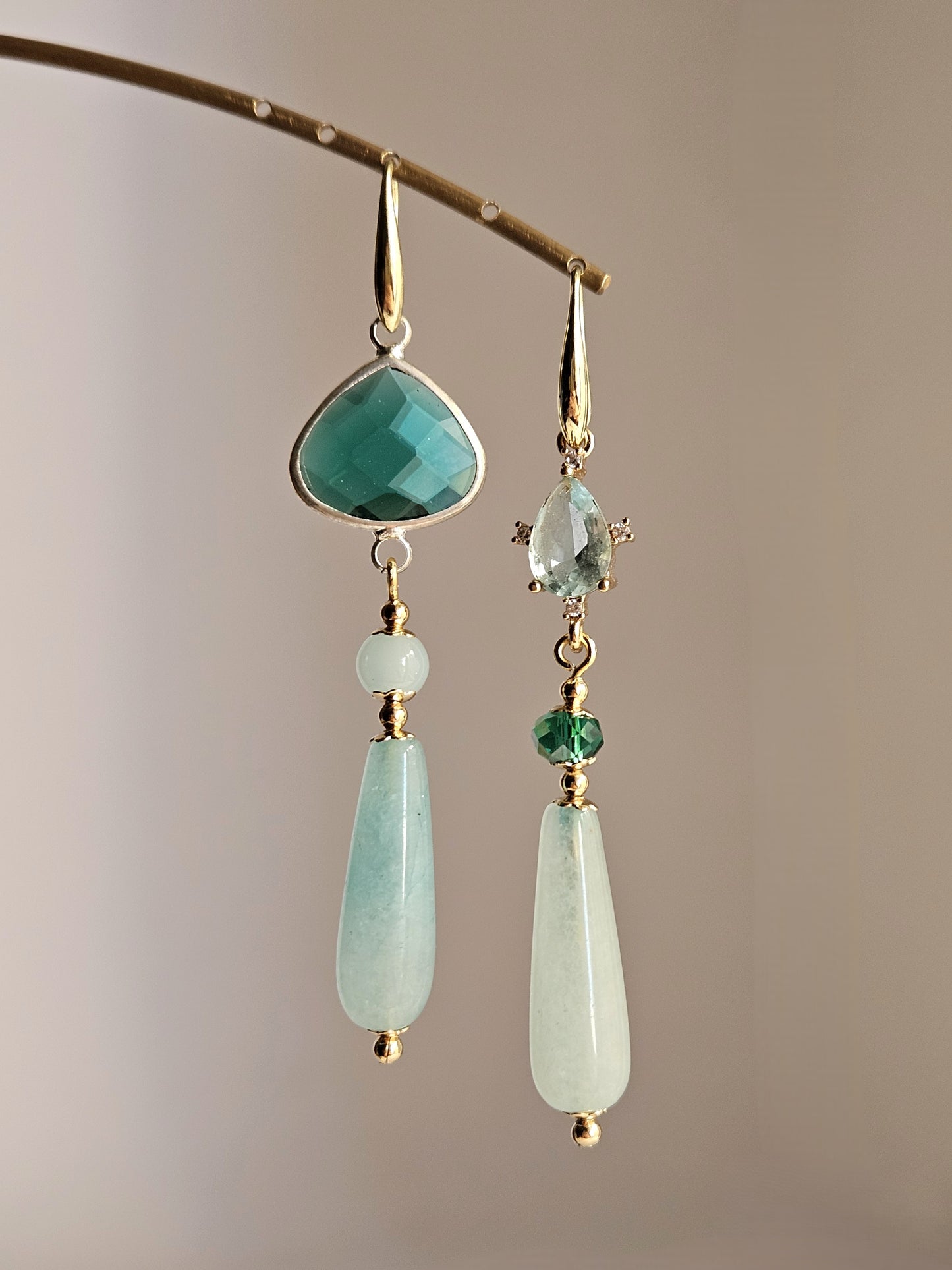 Orecchini smeraldo e gocce d'acqua