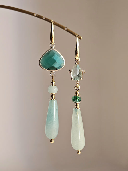 Orecchini smeraldo e gocce d'acqua