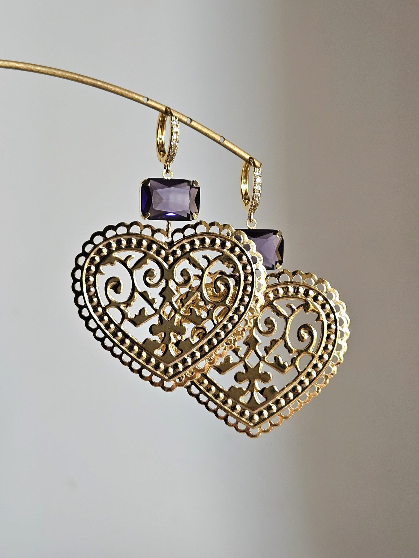 Orecchini cuore ricamato viola