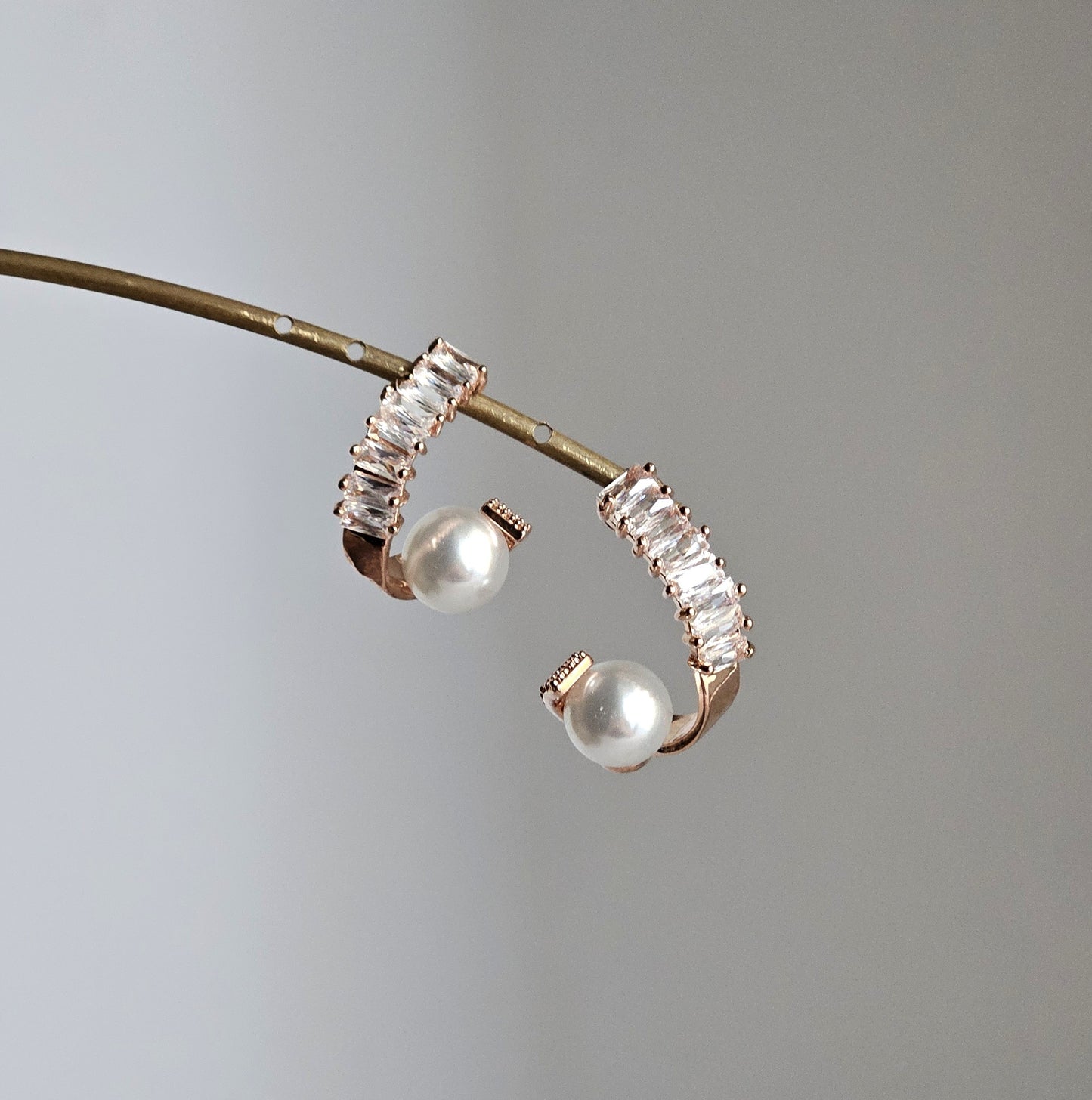 Orecchini spirale di strass e perle