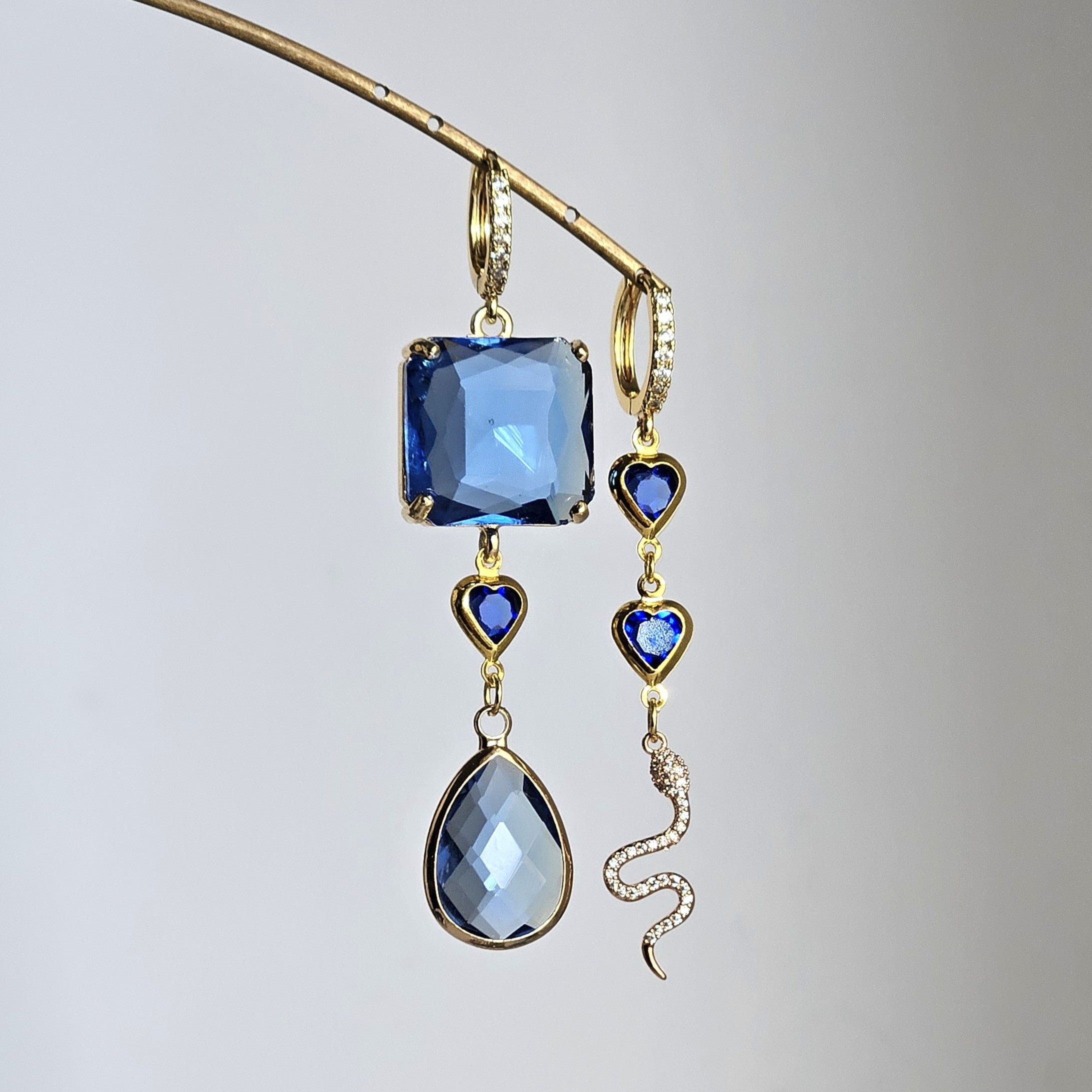 Orecchini blu su blu e snake