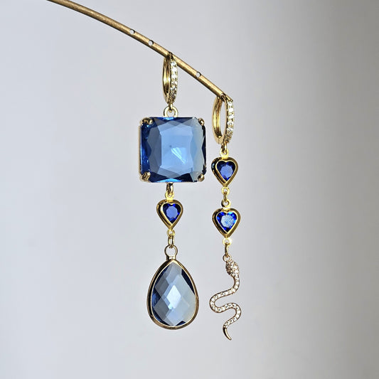 Orecchini blu su blu e snake