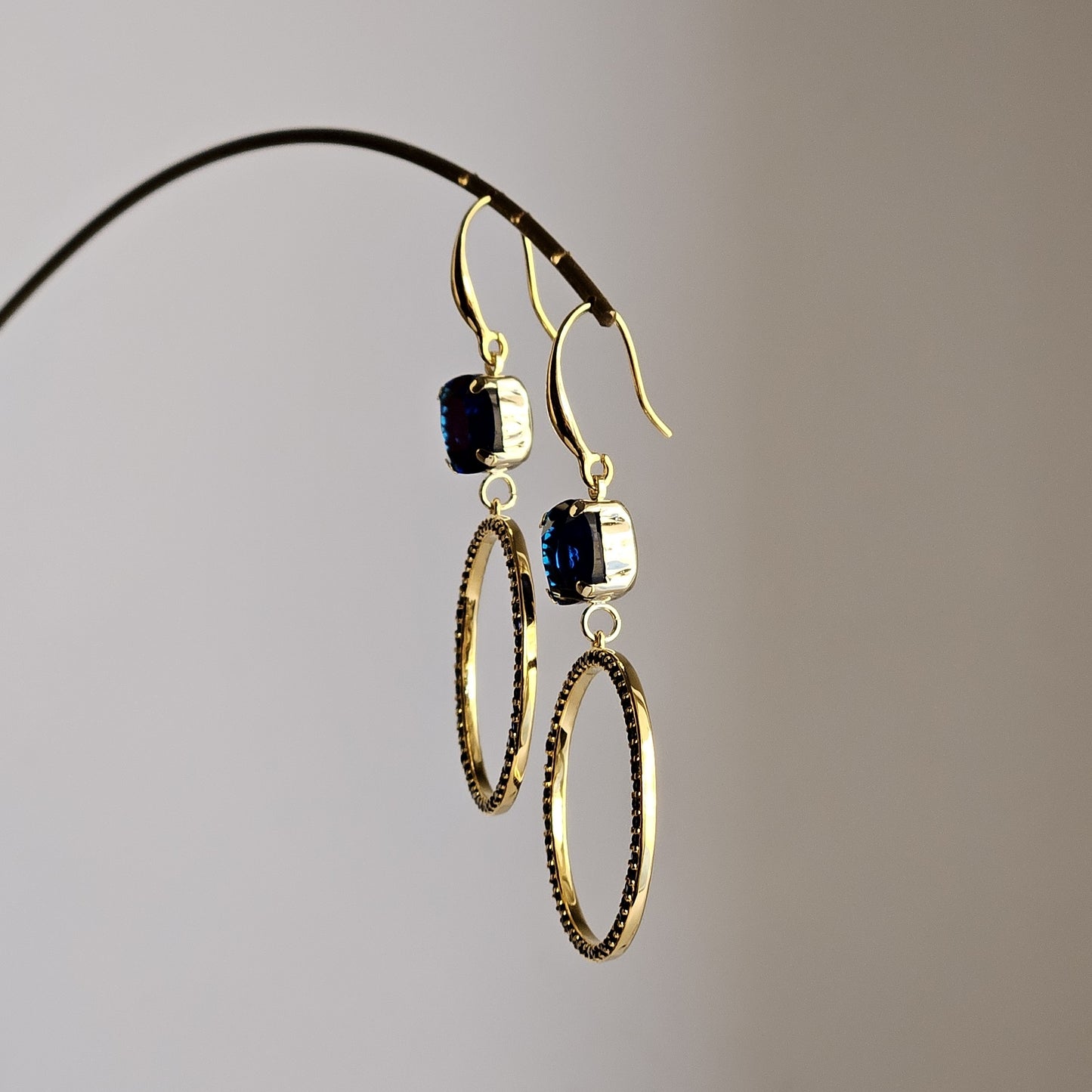 Orecchini cerchio magico e strass blu