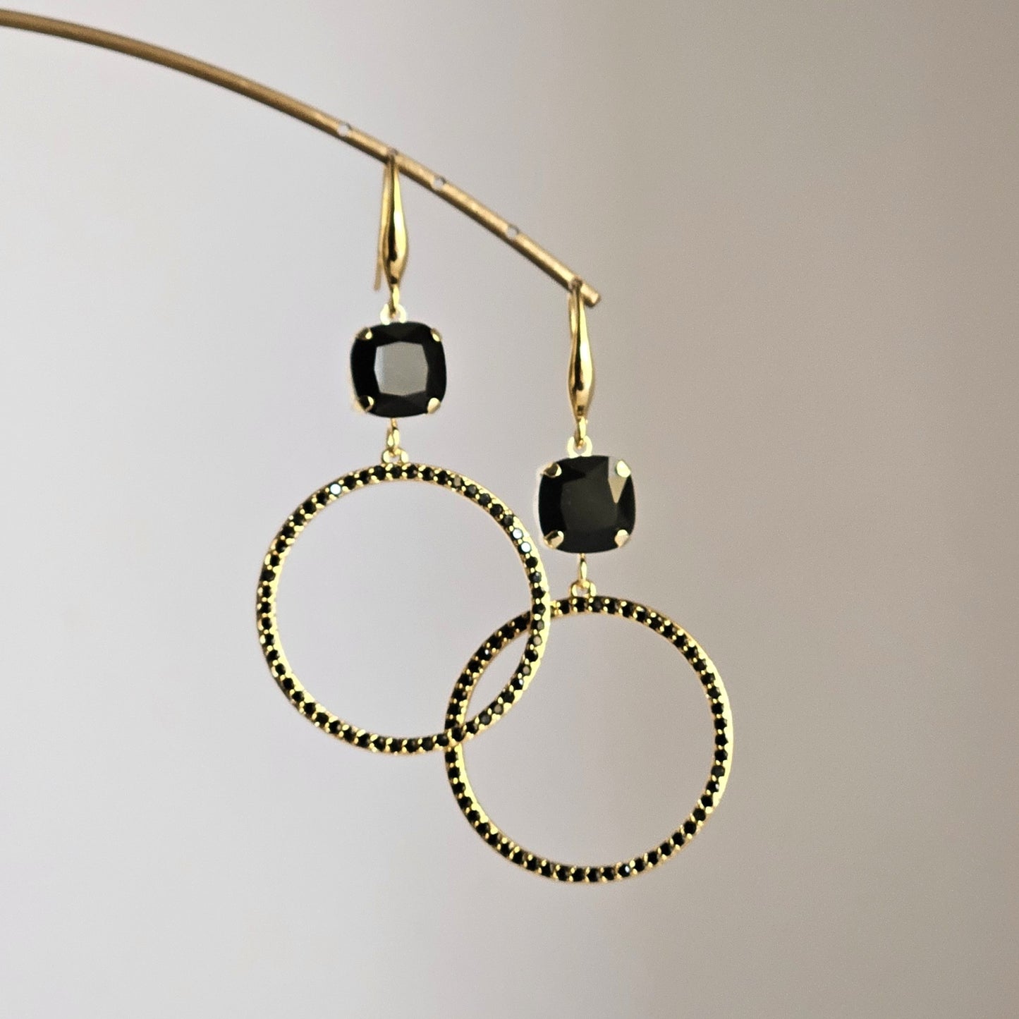Orecchini cerchio magico e strass nero