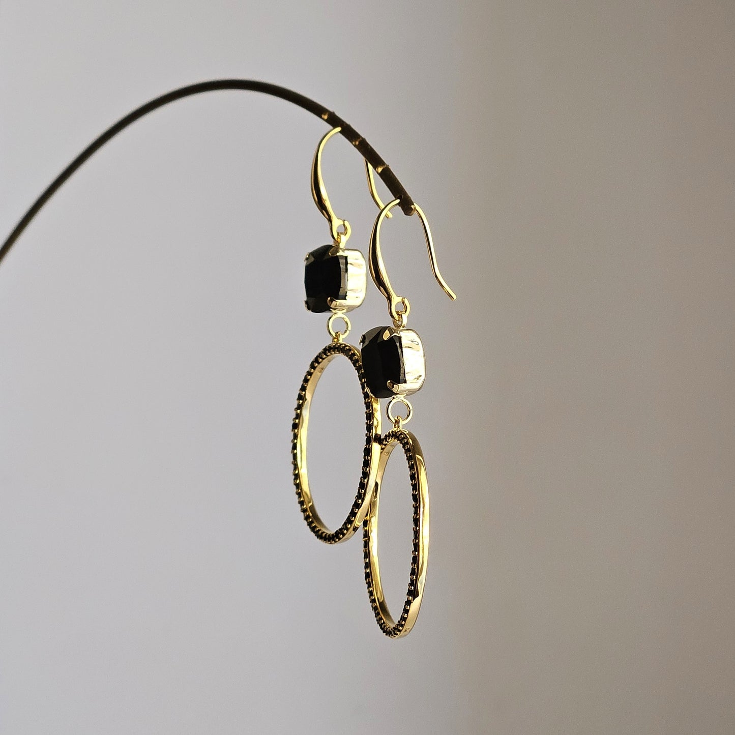Orecchini cerchio magico e strass nero
