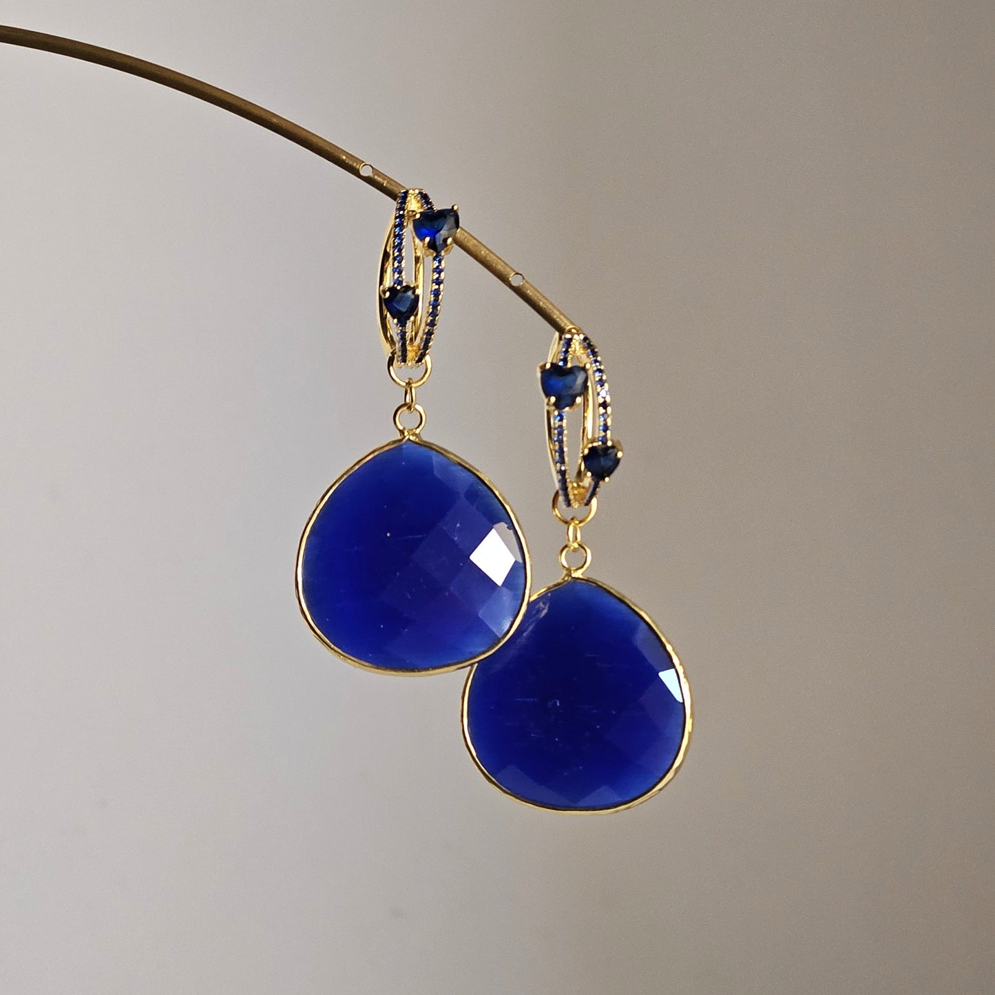 Orecchini blu di cuori