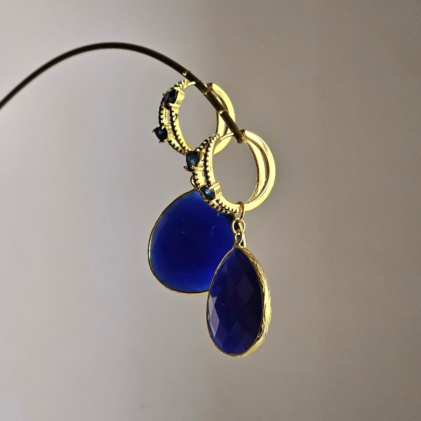 Orecchini blu di cuori