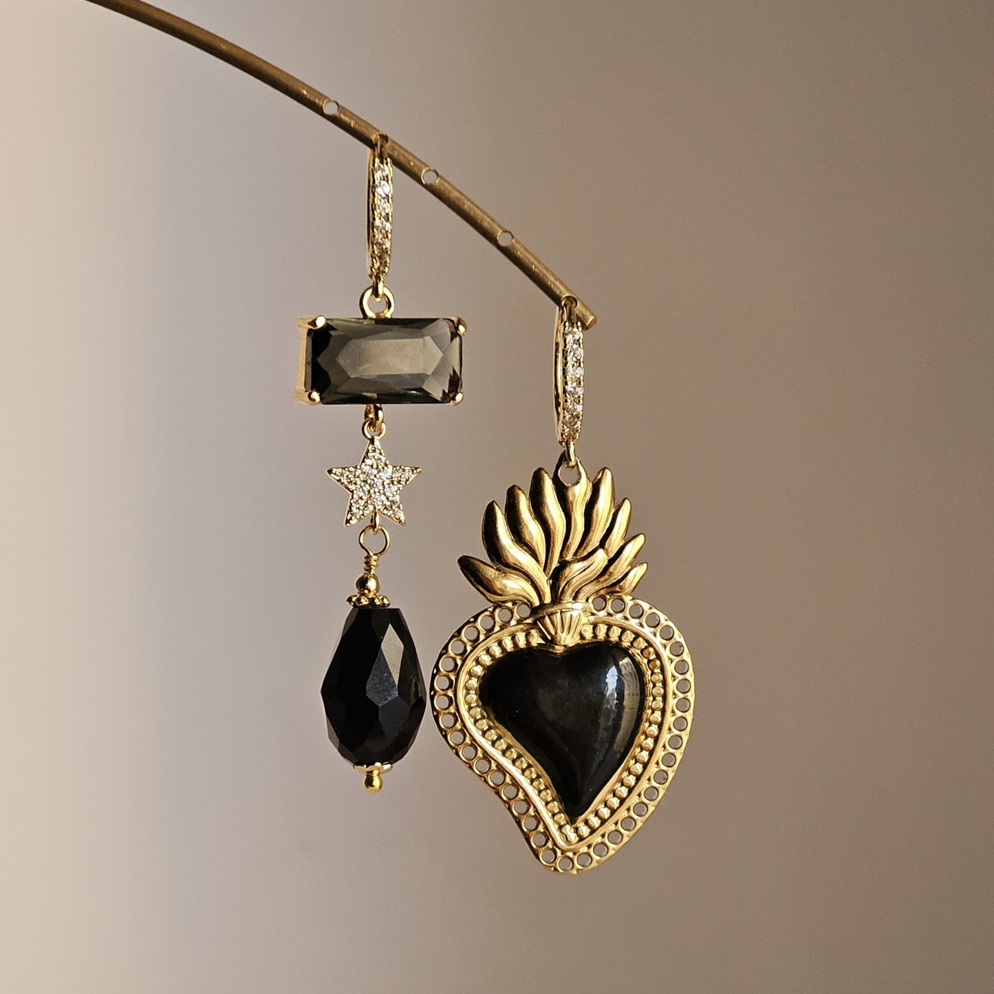 Orecchini cuore sacro nero e fumo