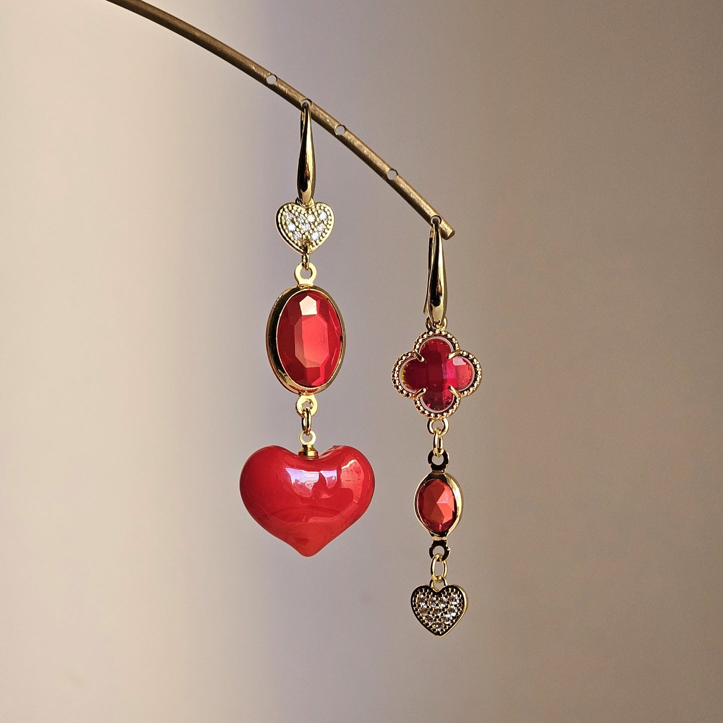 Orecchini rosso di cuore e strass