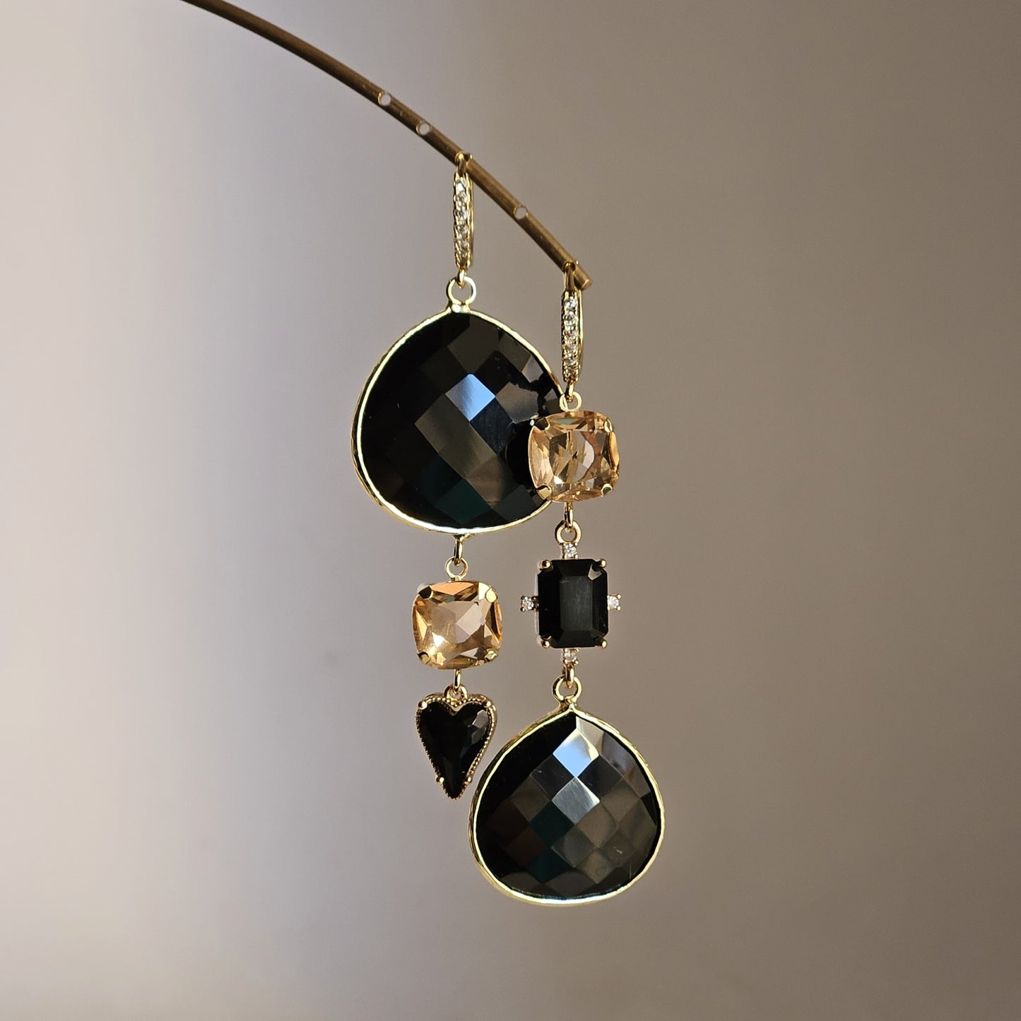 Orecchini strass in nero e oro