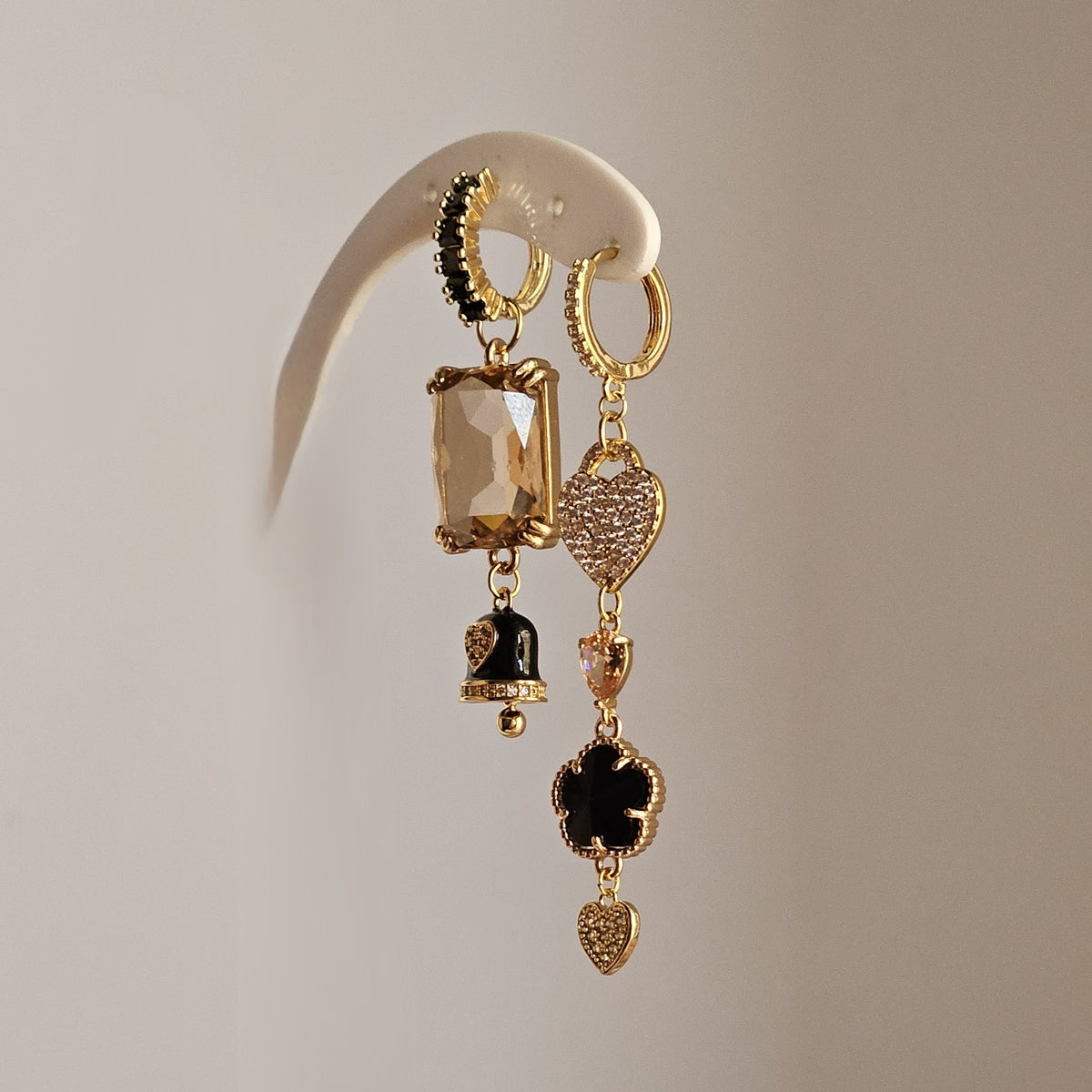 Orecchini nero champagne cuori strass e bell