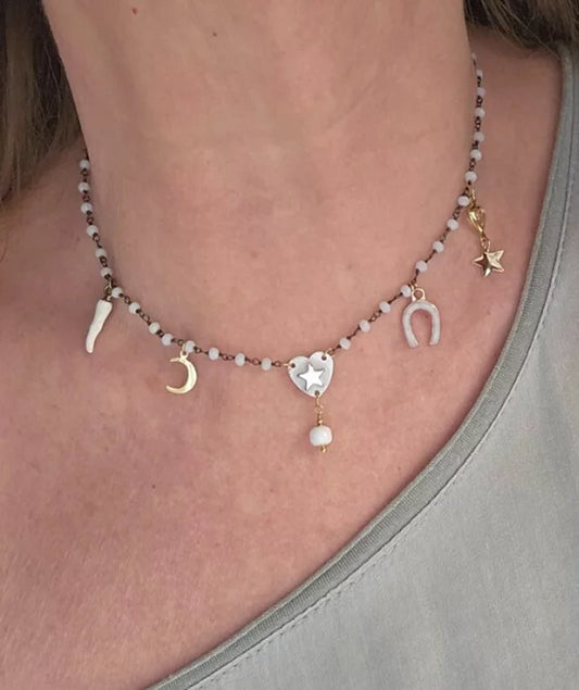 Girocollo 5 charms bianchi e oro