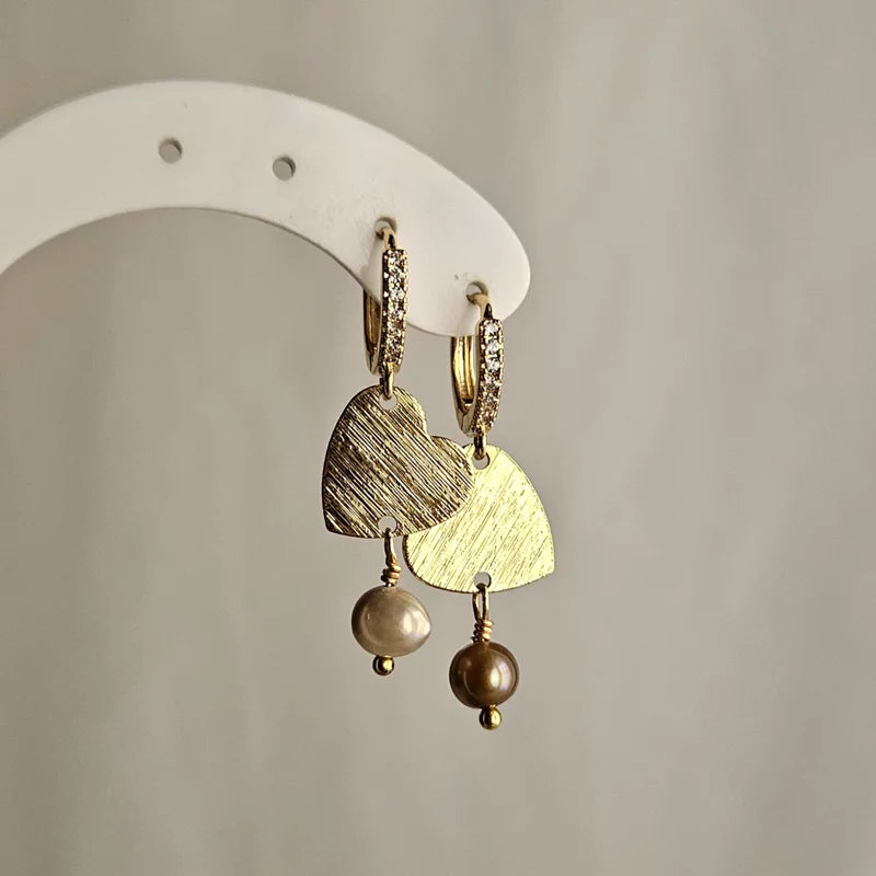 Orecchini cuore striato e perla scaramazza