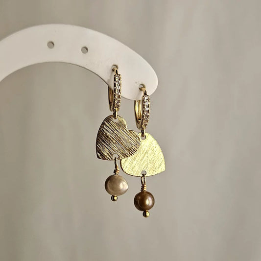Orecchini cuore striato e perla scaramazza